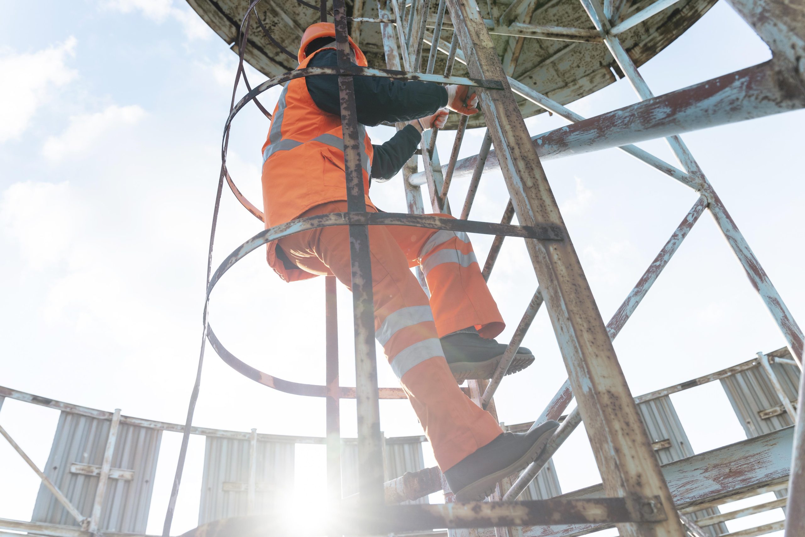 full-shot-man-with-safety-equipment-ladder